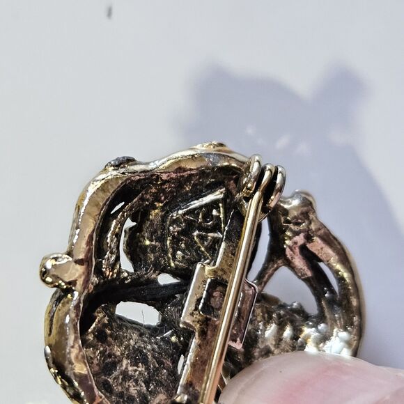 W.M.C.A. (White Metal Casters Association) vintage Gold white rhinestone brooch - Picture 4 of 9